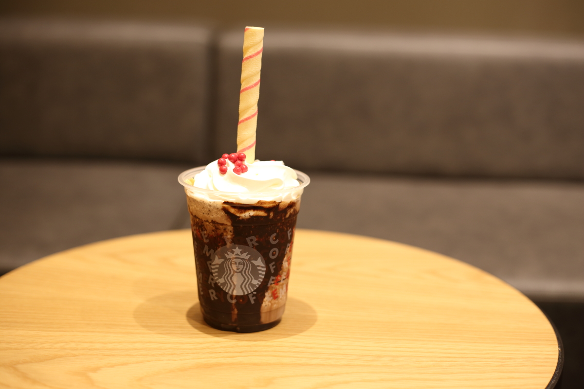 スタバ☆コーヒーサンタ フラペチーノサンタ クリスマスにぴったり！ スターバックスの新作フラペチーノ®は